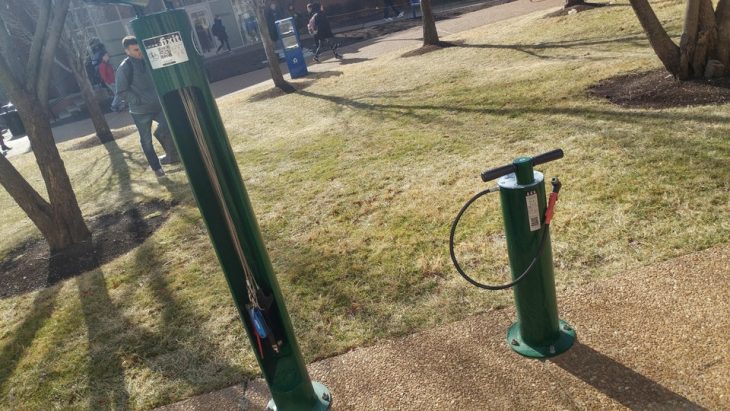 estaciones para reparar bicicletas en un campus