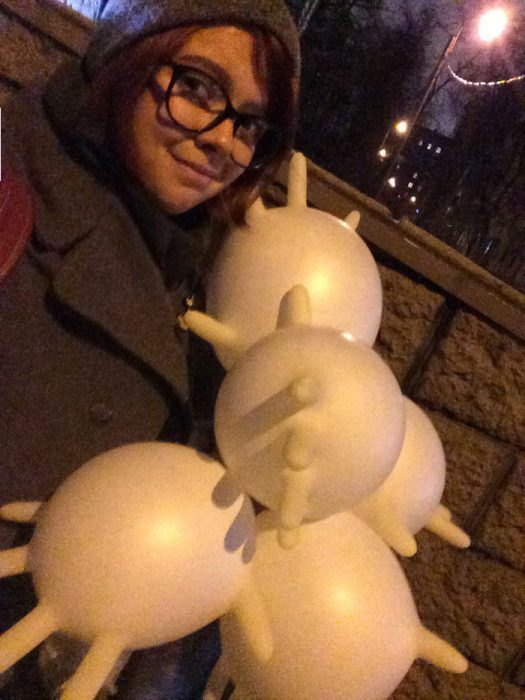 chica con guantes inflados como globos 