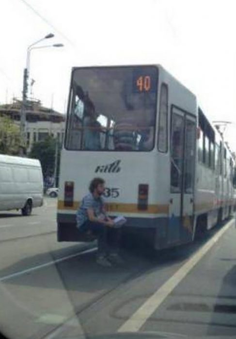 hombre sentado en la parte trasera de un autobús 