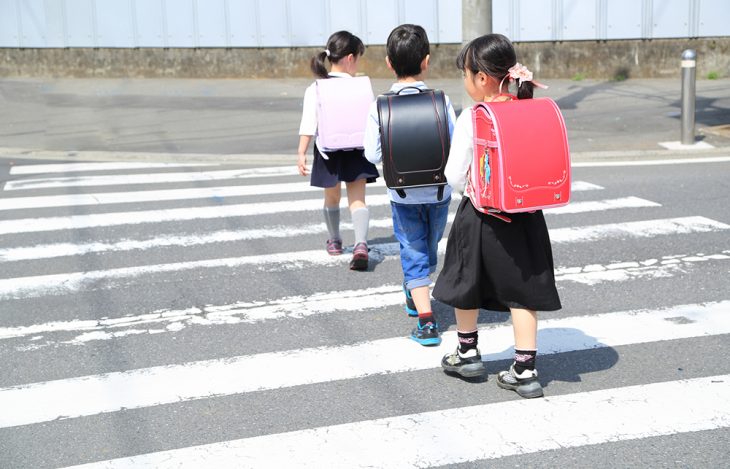 niños japoneses cruzando la calle 