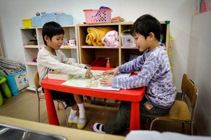 niños jugando ajedrez 