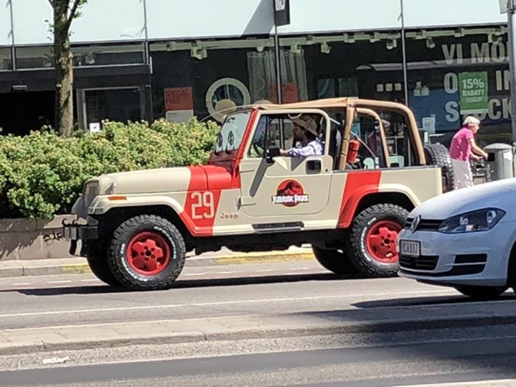 hombre en carrito de jurasic park