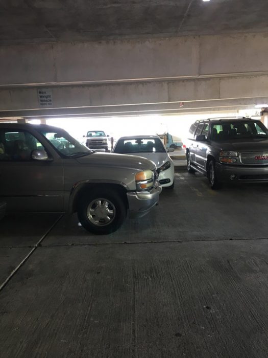 camioneta mal estacionada 