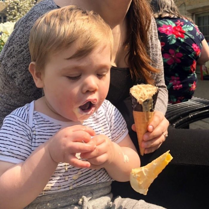 a niño se le cae su helado 