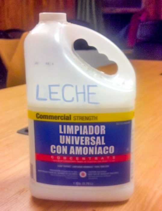 galón de limpiador con las letras de leche