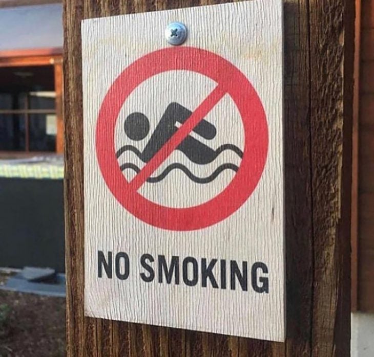 letrero de no fumar con imagen de un monito nadando 