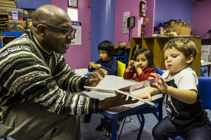 señor leyendo a niños 