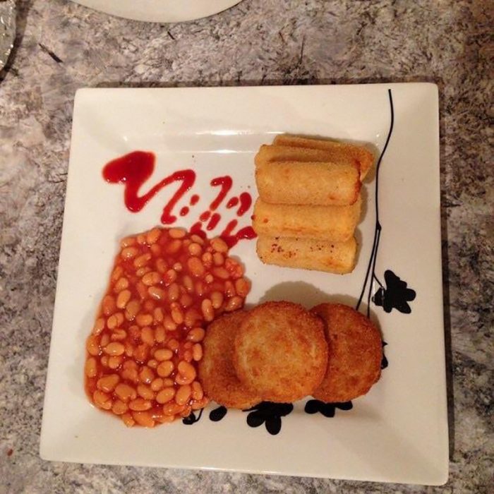 frijoles y tortitas de papa acomodados como si fueran un platillo gourmet