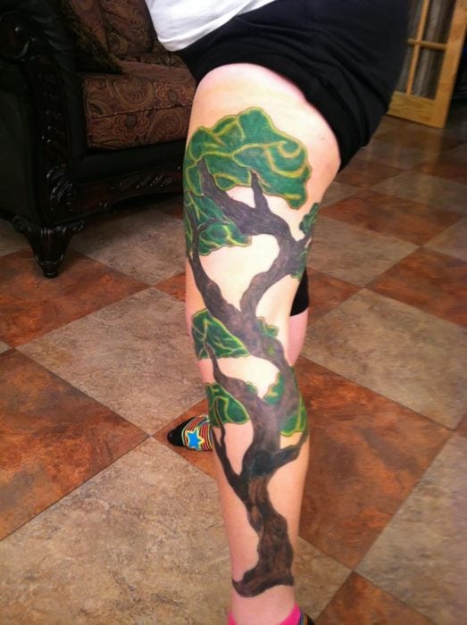 tatuaje en pierna de árbol feo 
