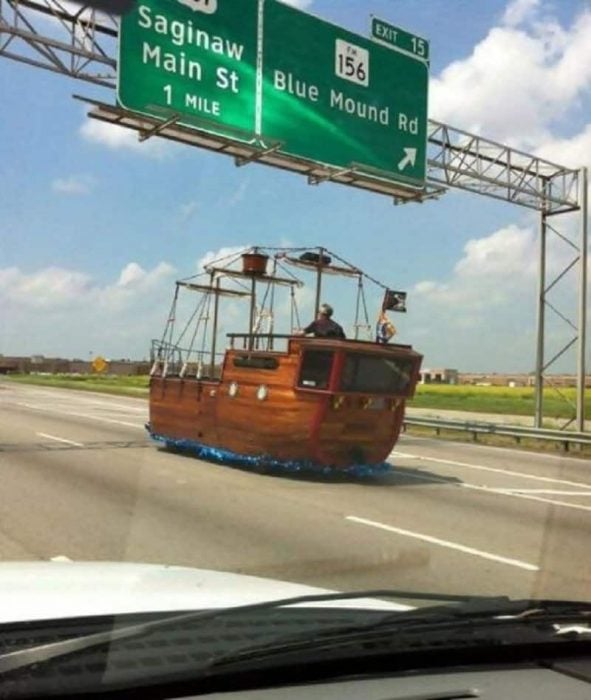 carro que parece barco pirata 
