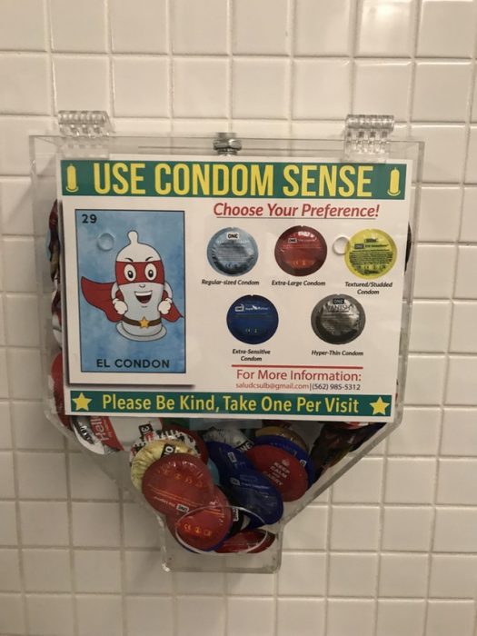 máquina expendedora de condones en un campus 