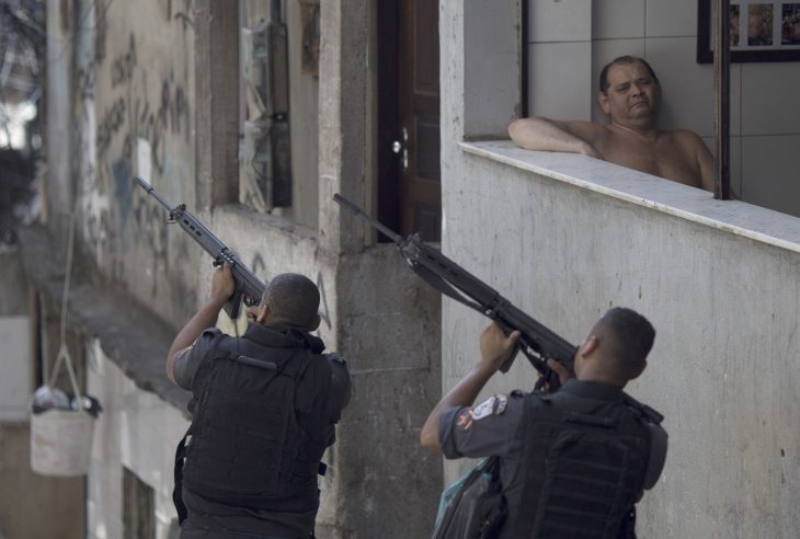 señor relajado mientras dos hombres cargan pistolas 