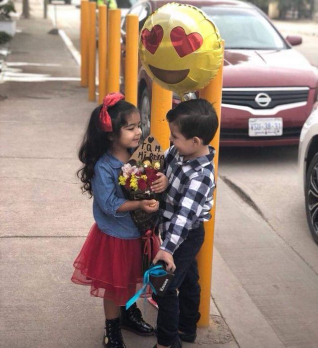 niño regala globo y flores a su novia 