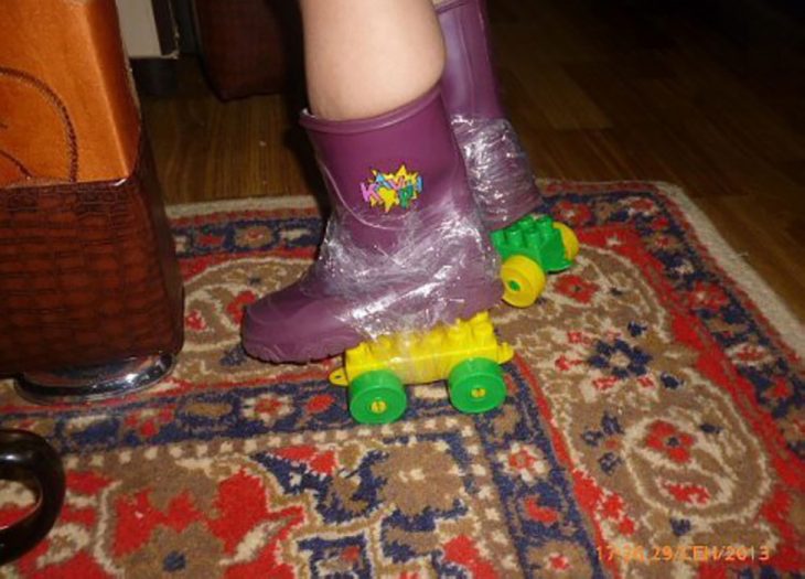 botas de niña con legos pegados 