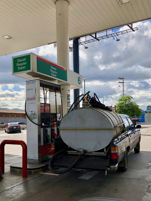 camión con gas en gasolinera 