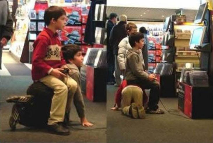 niños se turnan para servir de asiento entre sí para jugar videojuegos 