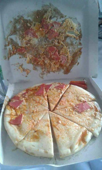 pizza que se quedó pegada en la tapa 