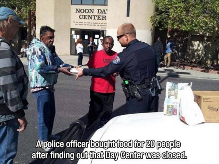 policía dando de comer a indigentes 