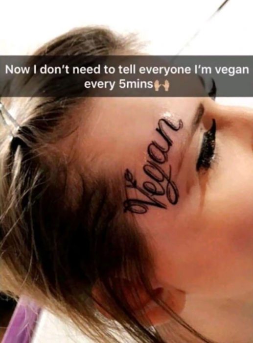 mujer que se tatúa vegana en la cara 