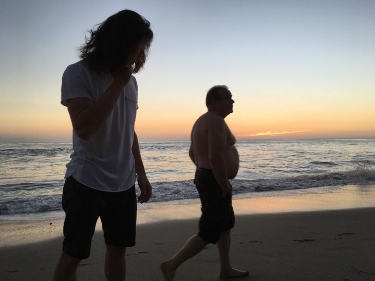 photobomb de señor en atardecer en la playa 