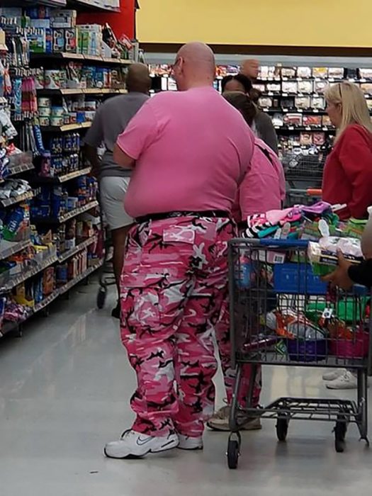 hombre con pantalón con estampados militares rosados 