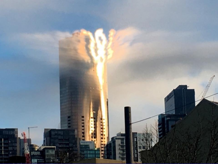 Reflejo del sol en un edificio