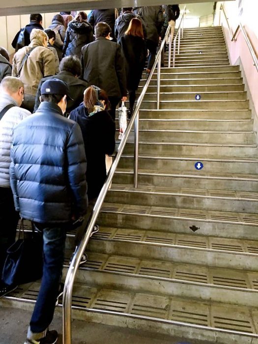 japoneses subiendo escaleras