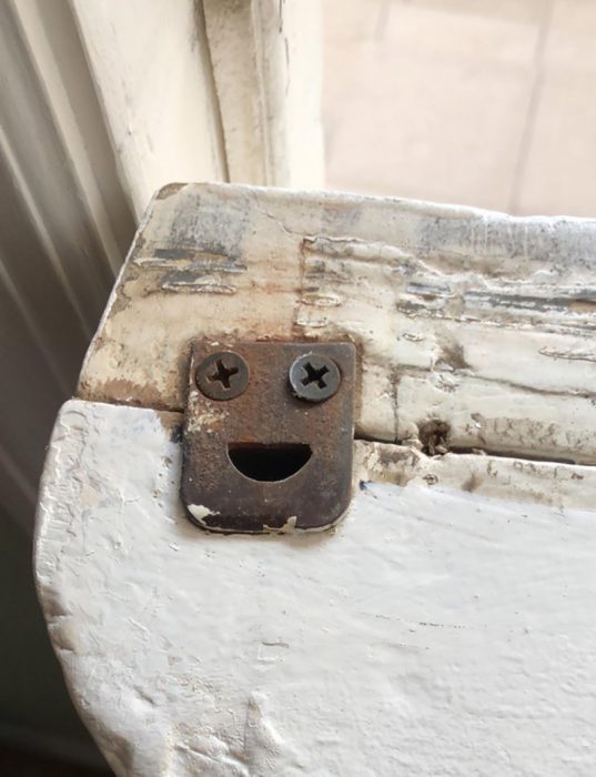 pedazo de metal con pareidolia 