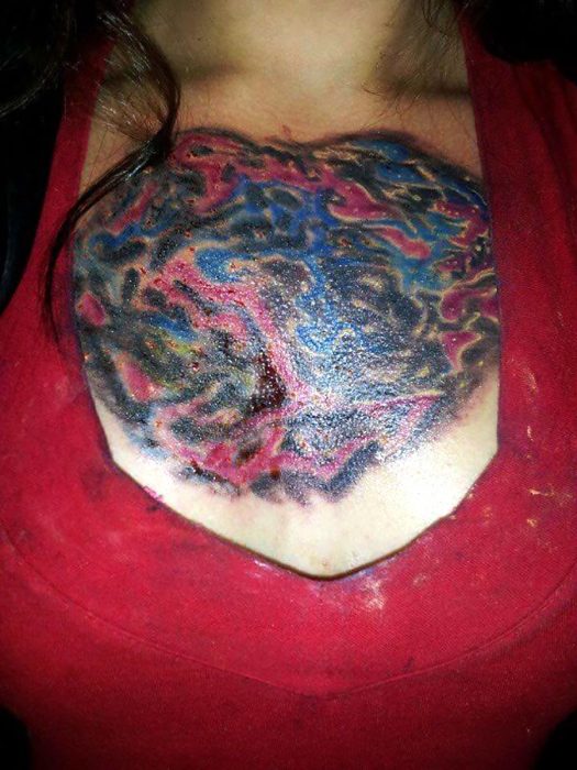 tatuaje de galaxia que salió mal 