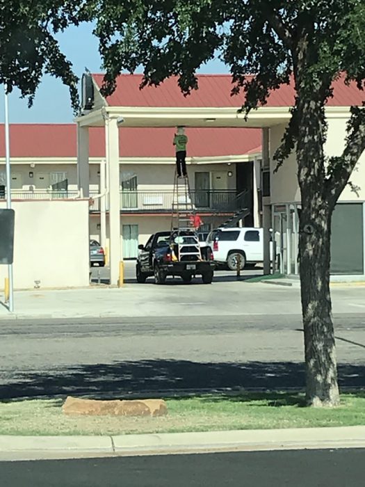 hombre sobre escaleras que están sobre una camioneta 