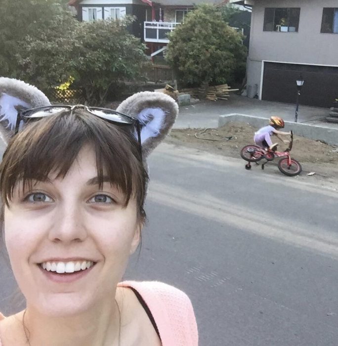 mamá se toma una selfie mientras su hijo se cae de la bicicleta 