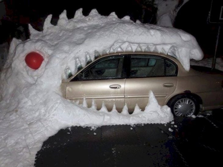 dinosaurio hecho de nieve 