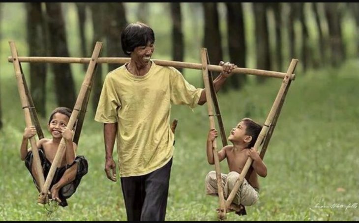 hombre asiático y sus dos hijos 