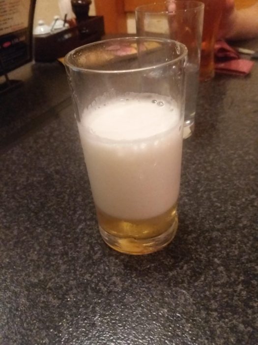 vaso de cerveza con mucha espuma 