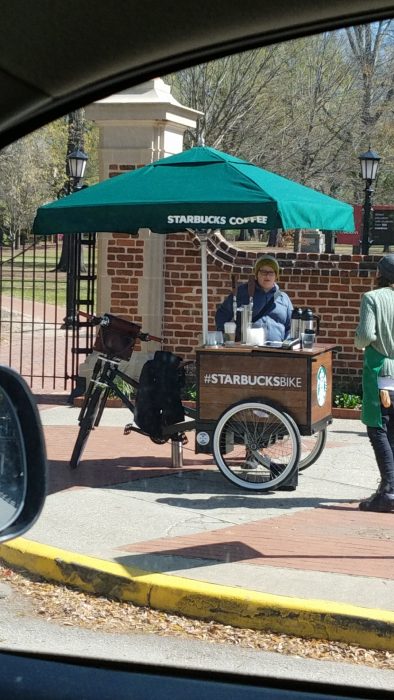 Starbucks móvil que recorre las instalaciones de una escuela 