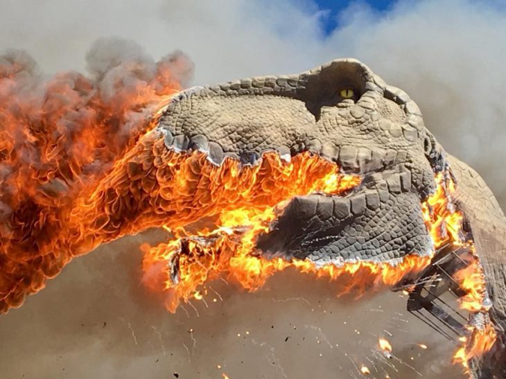  T-Rex ardiendo en llamas en un museo de dinosaurios