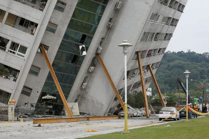 Edificio sostenido por vigas luego de un terremoto