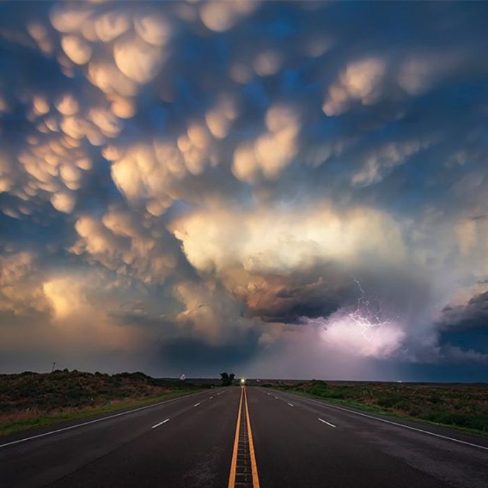 Tormenta sobre una carretera