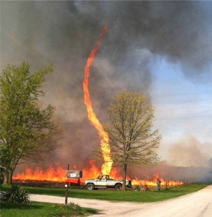 tornado de fuego y una camioneta