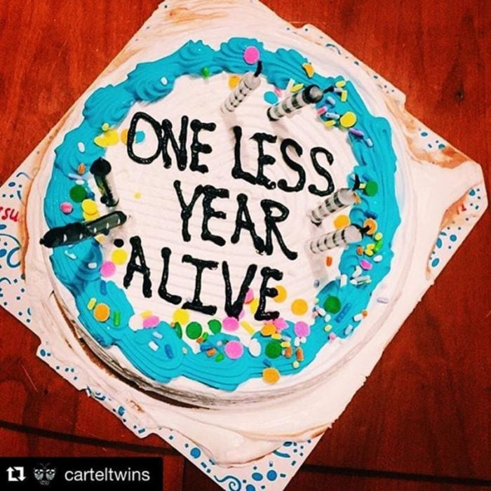 pastel que dice un año menos 