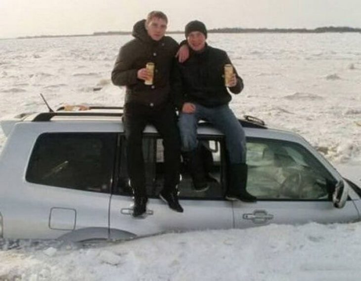 chicos tomando cerveza sobre una camioneta que se está hundiendo 