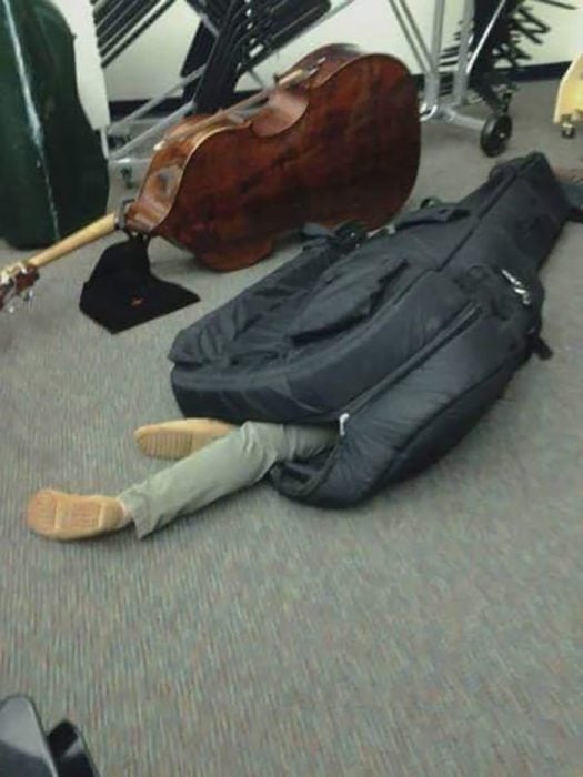 hombre dormido dentro de una funda para violonchelo 