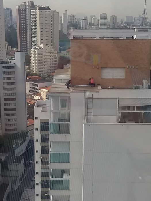 hombres en la cima de un edificio