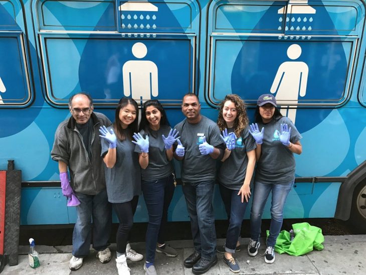 voluntarios para duchar indigentes 