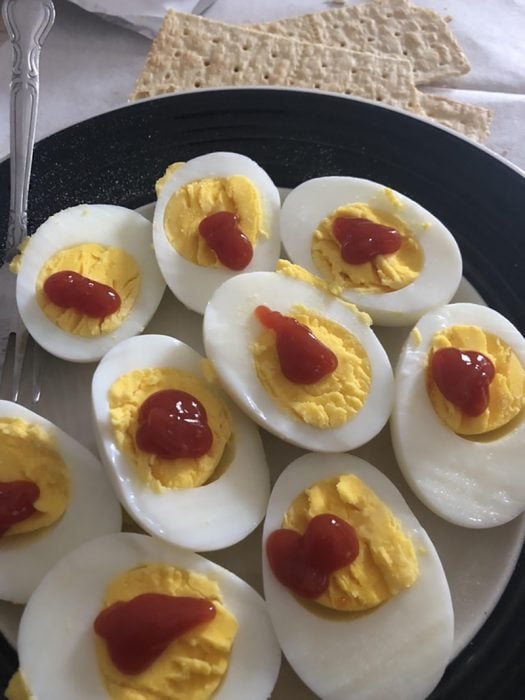 huevo cocido con salsa de tomate 