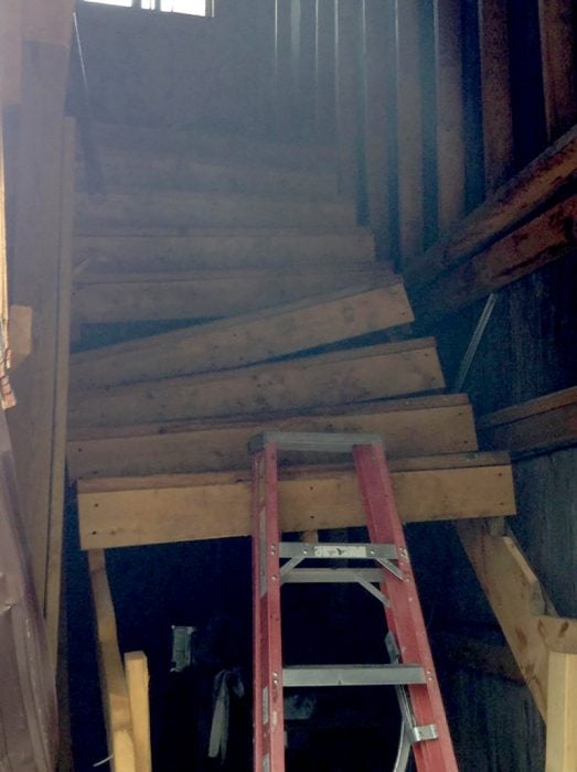 escaleras de madera descompuestas 
