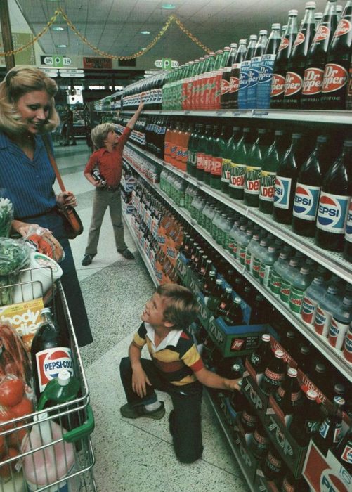 pasillo de bebidas en una tienda de 1980 