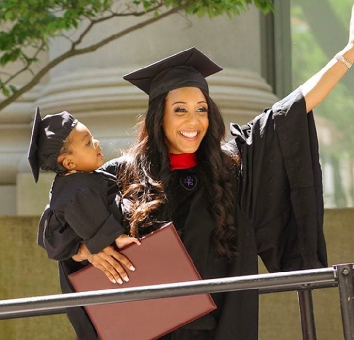 mamá soltera graduándose de harvard 