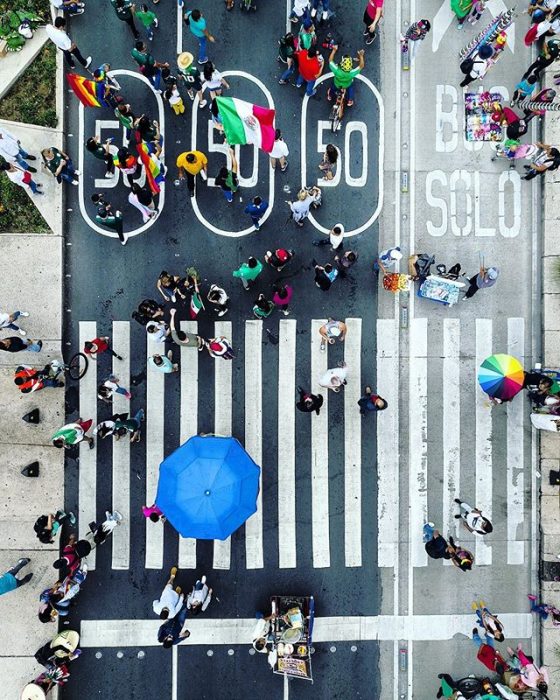 foto aérea de un cruce peatonal