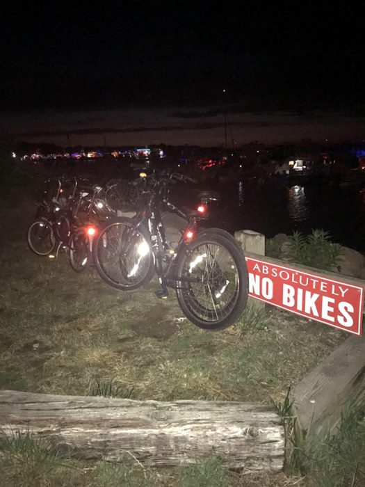 bicicletas estacionadas en un lugar donde se prohíben estacionar bicicletas 